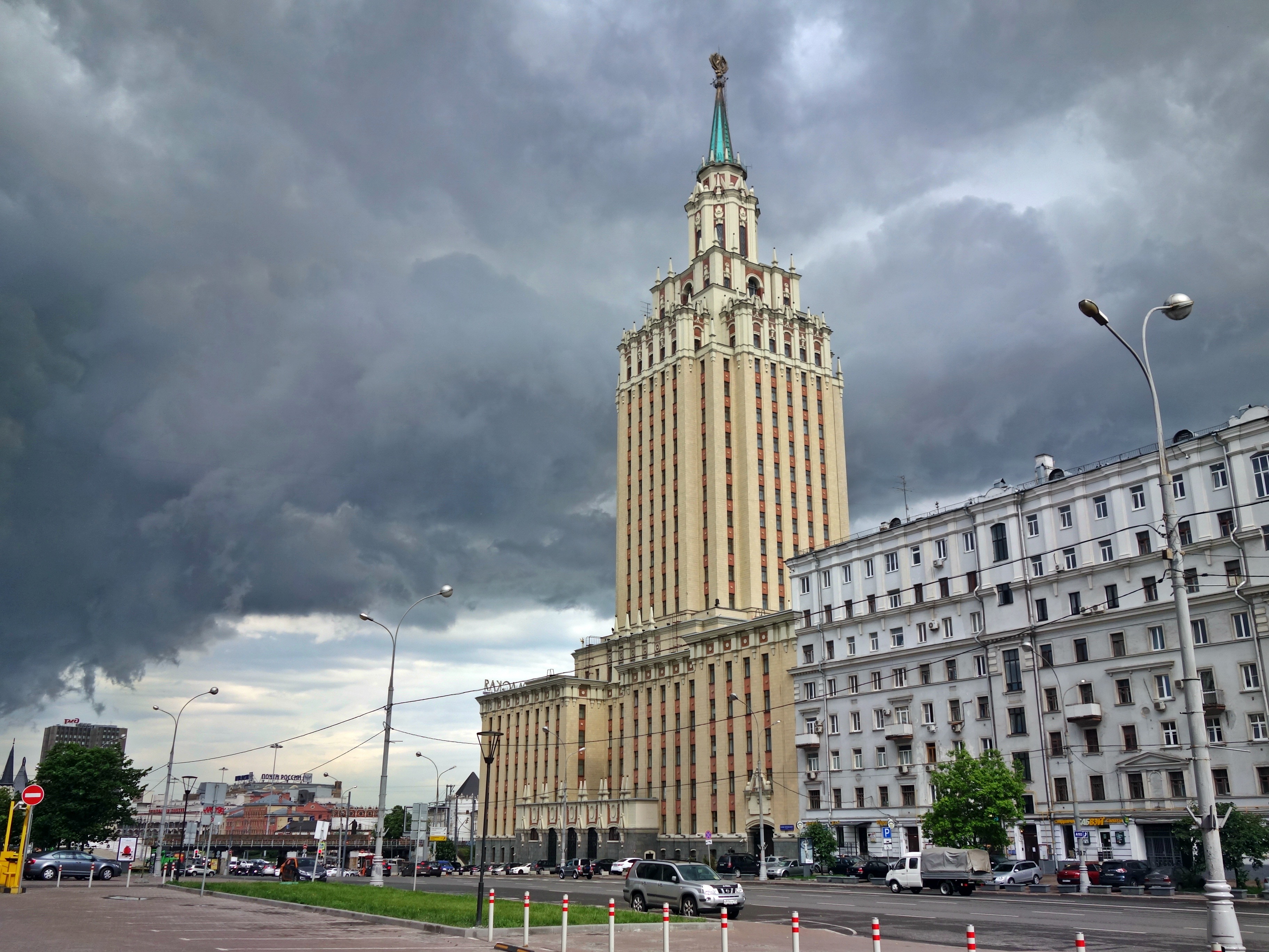 Москва ленинградская. Гостиница Ленинградская сталинская высотка. Гостиница «Ленинградская» Каланчевская улица. Сталинский Ампир гостиница Ленинградская. Гостиница «Ленинградская» (ул. Каланчевская, д. 21/40.