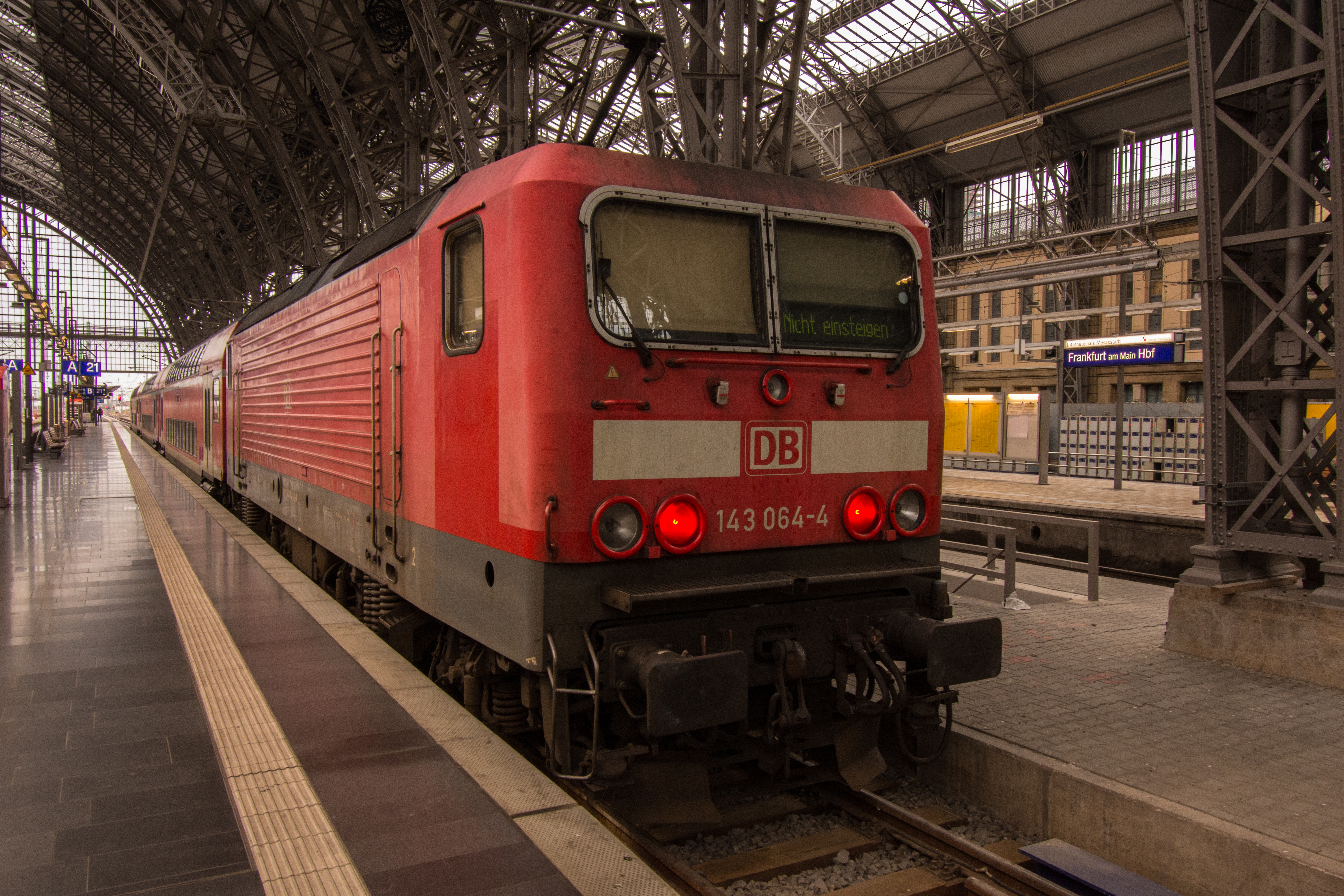 Hbf. DB class 143 кабина. The Fraulein of Frankfurt ( Frankfurt 2009 ).