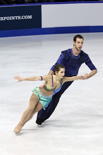 File:2010 Skate Canada Pairs - Marissa CASTELLI - Simon SHNAPIR - 9124A.jpg