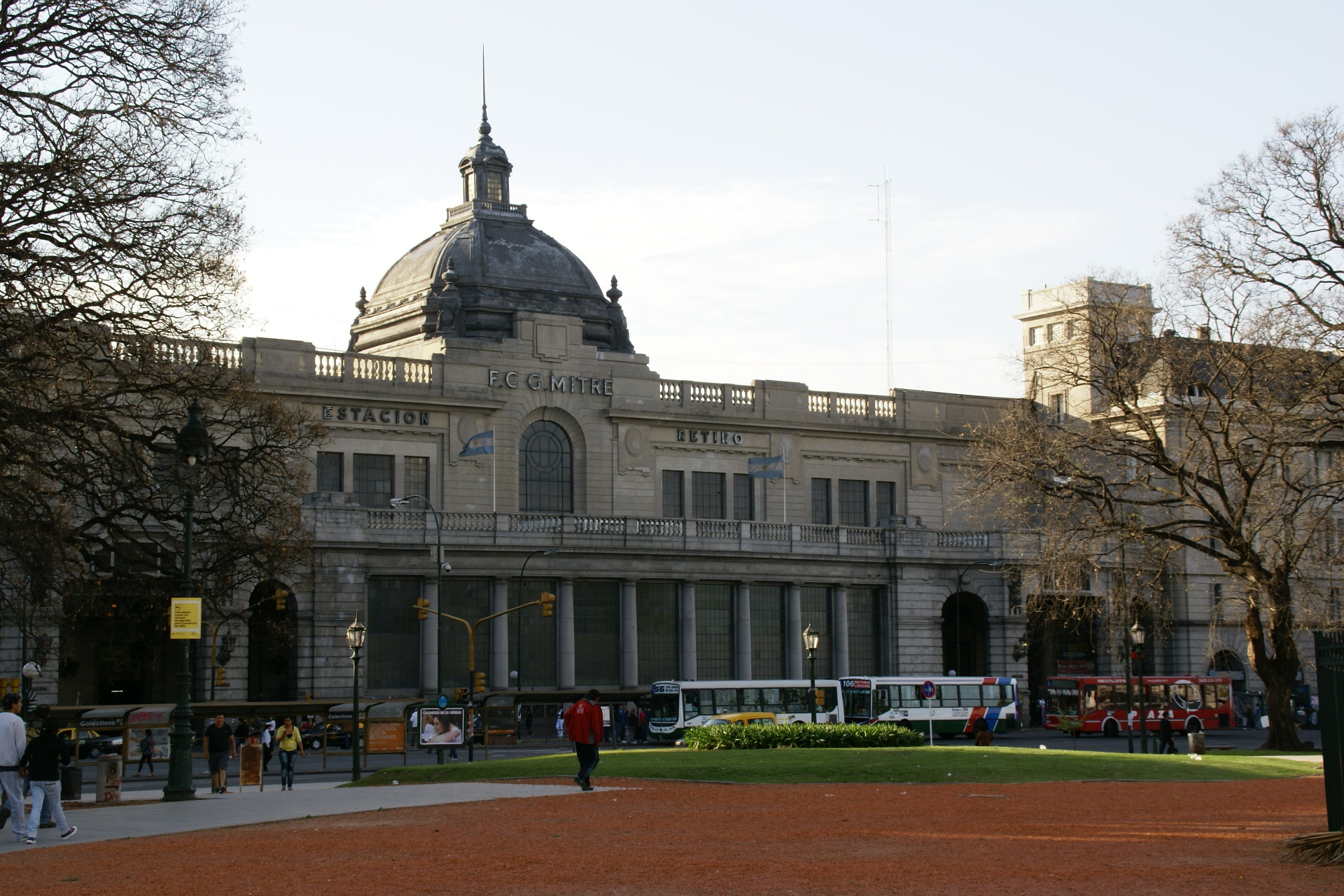 File:Estación Remedios de Escalada - coches del tren rápido Buenos Aires-La  Plata.JPG - Wikimedia Commons