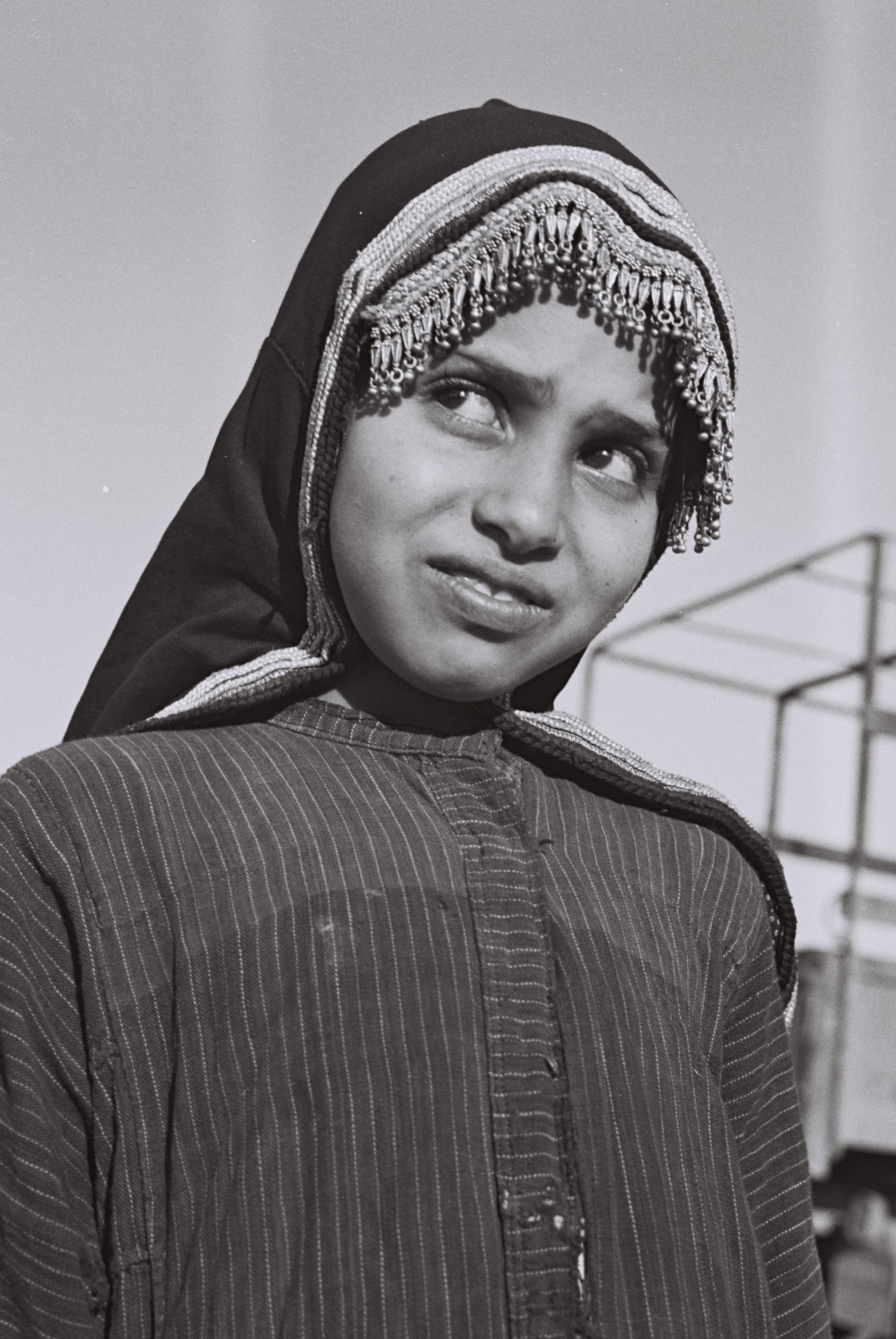 A JEWISH YEMENITE GIRL, DRESSED IN HER NATIVE DRESS, HASHED CAMP NEAR ADEN, YEMEN.D859-010.jpg