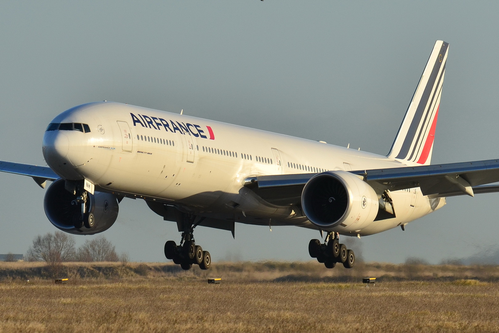 File:Boeing 777-300ER Air France (AFR) F-GZNH - MSN 35544 905 ...