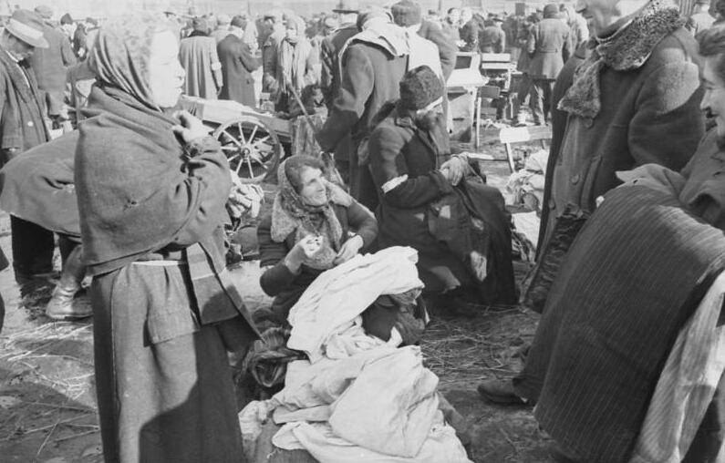File:Bundesarchiv Bild 101I-030-0766-24, Polen, Menschen auf Straße, Markt.jpg