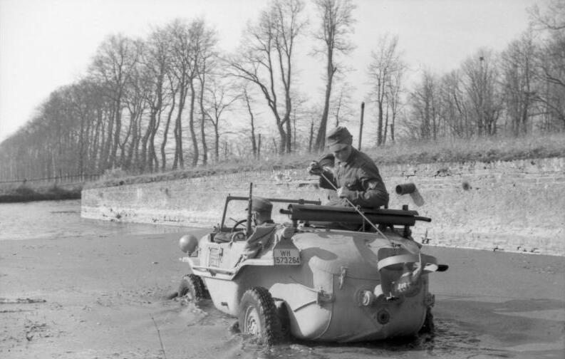 Volkswagen Typ 166 Schwimmwagen Bundesarchiv_Bild_101I-298-1771-19%2C_Nordfrankreich%2C_Schwimmwagen