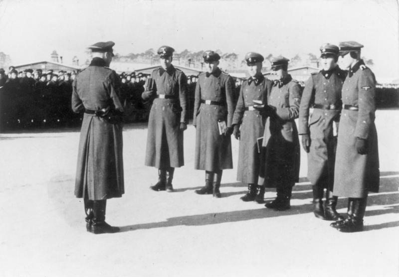 File:Bundesarchiv Bild 183-78612-0010, KZ Sachsenhausen, SS-Unterführer beim Zählappell.jpg