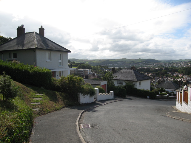 File:Caemelyn, houses near the top - geograph.org.uk - 347772.jpg