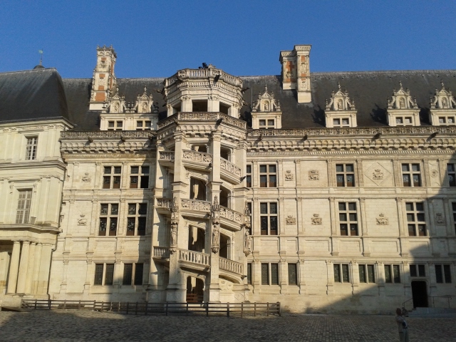 Archivo:Château de Blois - Façade Intérieure.jpg