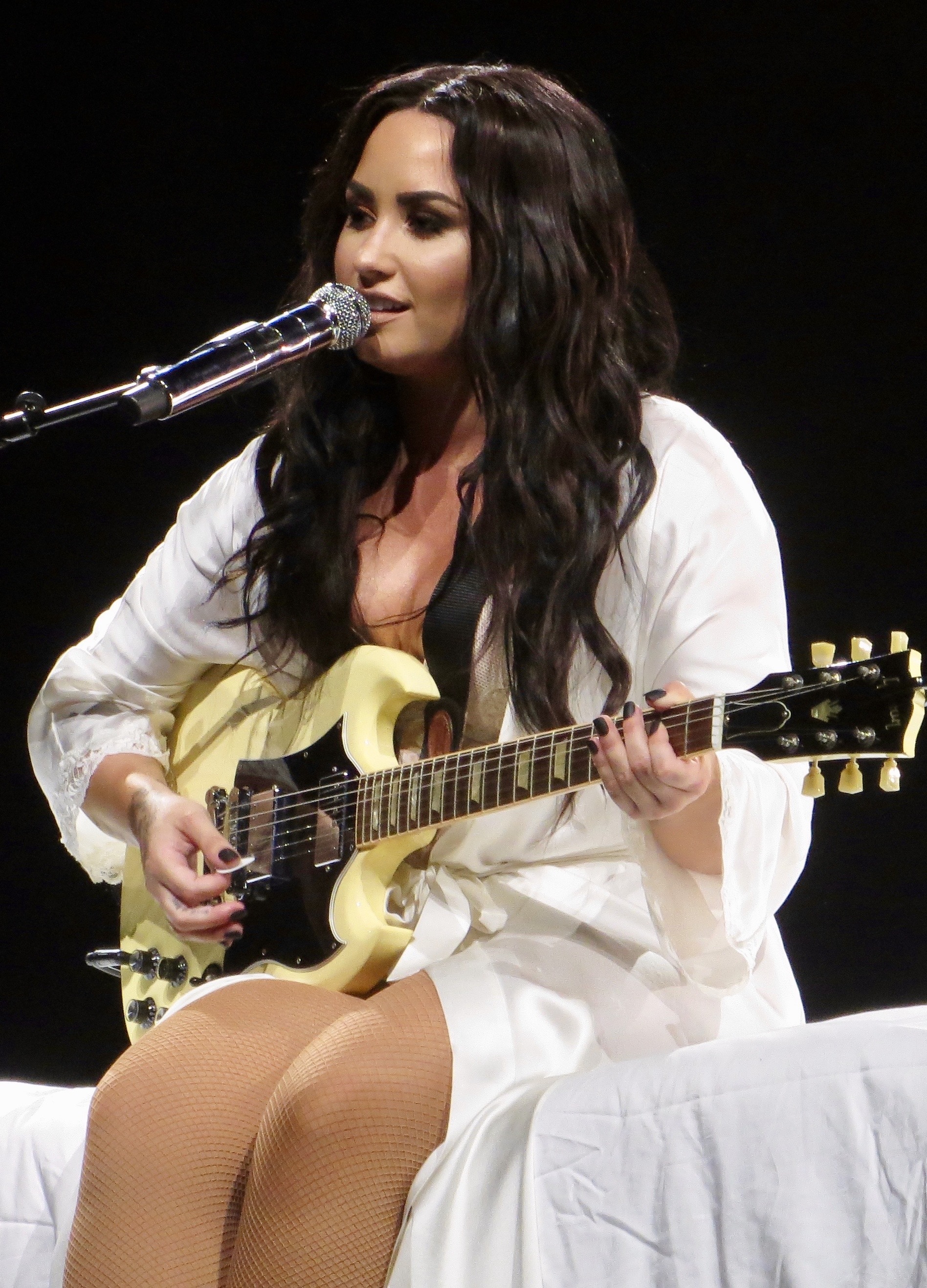 File:Demi Lovato 3 (42749539272) (cropped).jpg - Wikipedia