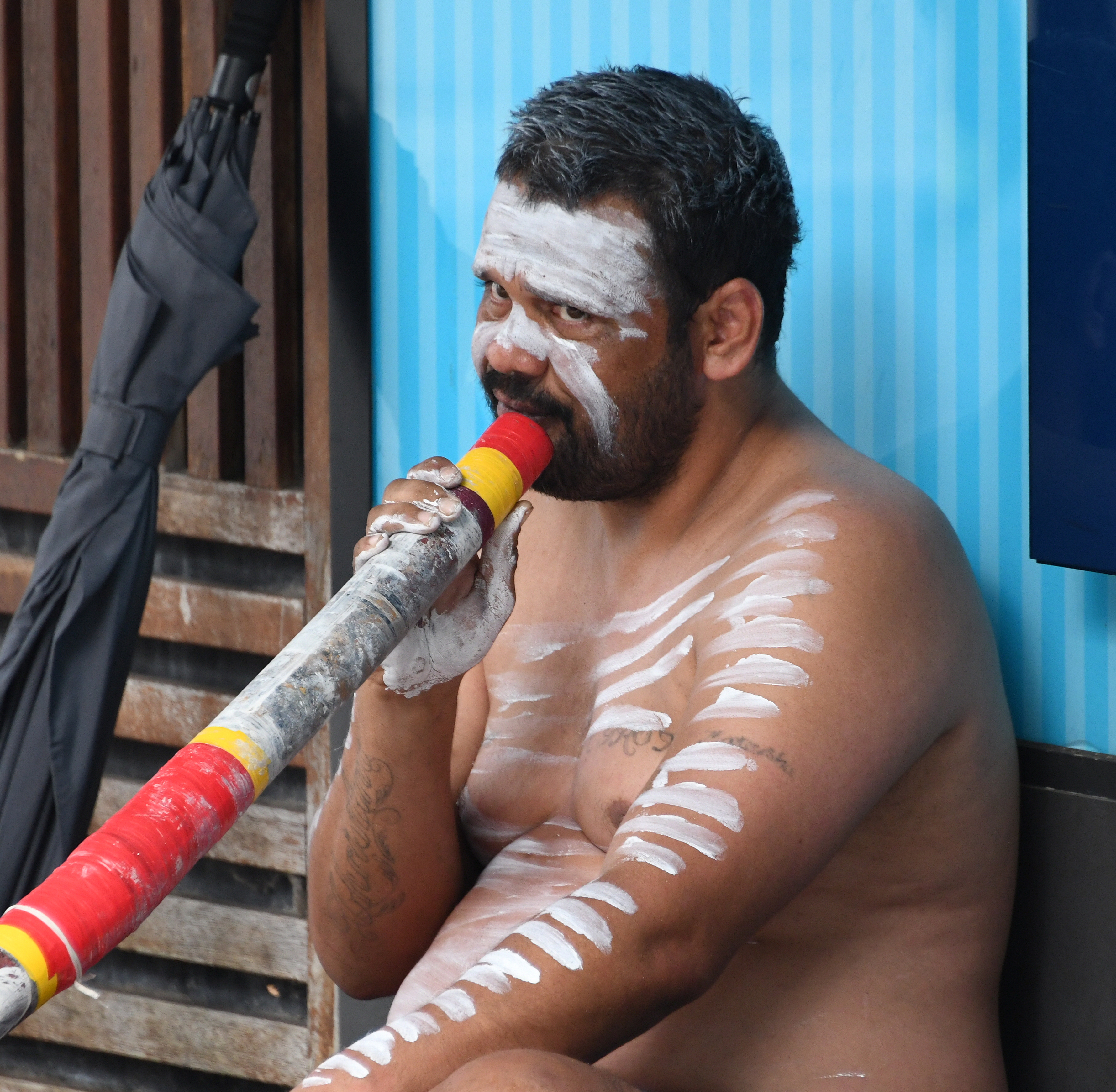 Didgeridoo player 002.jpg. 