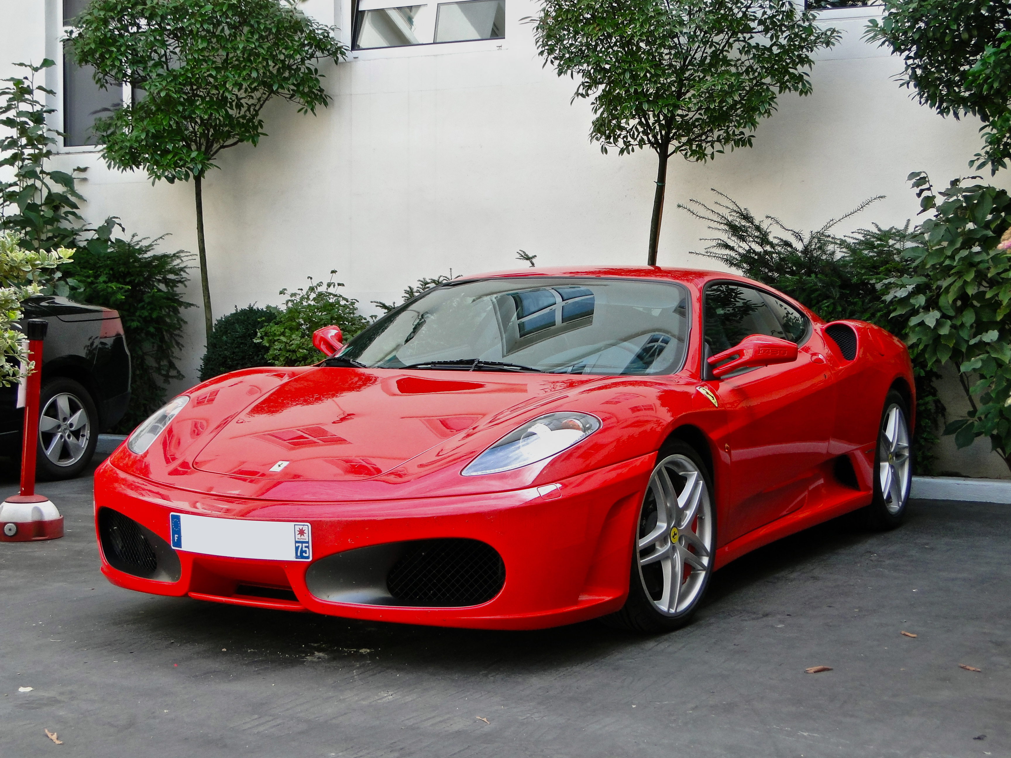 Ferrari f430 на фоне дома