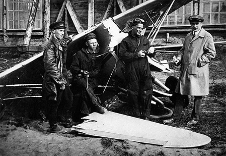 Korolev, Kochits Chimraev et Podlesniy devant les restes d'un avion SC-4