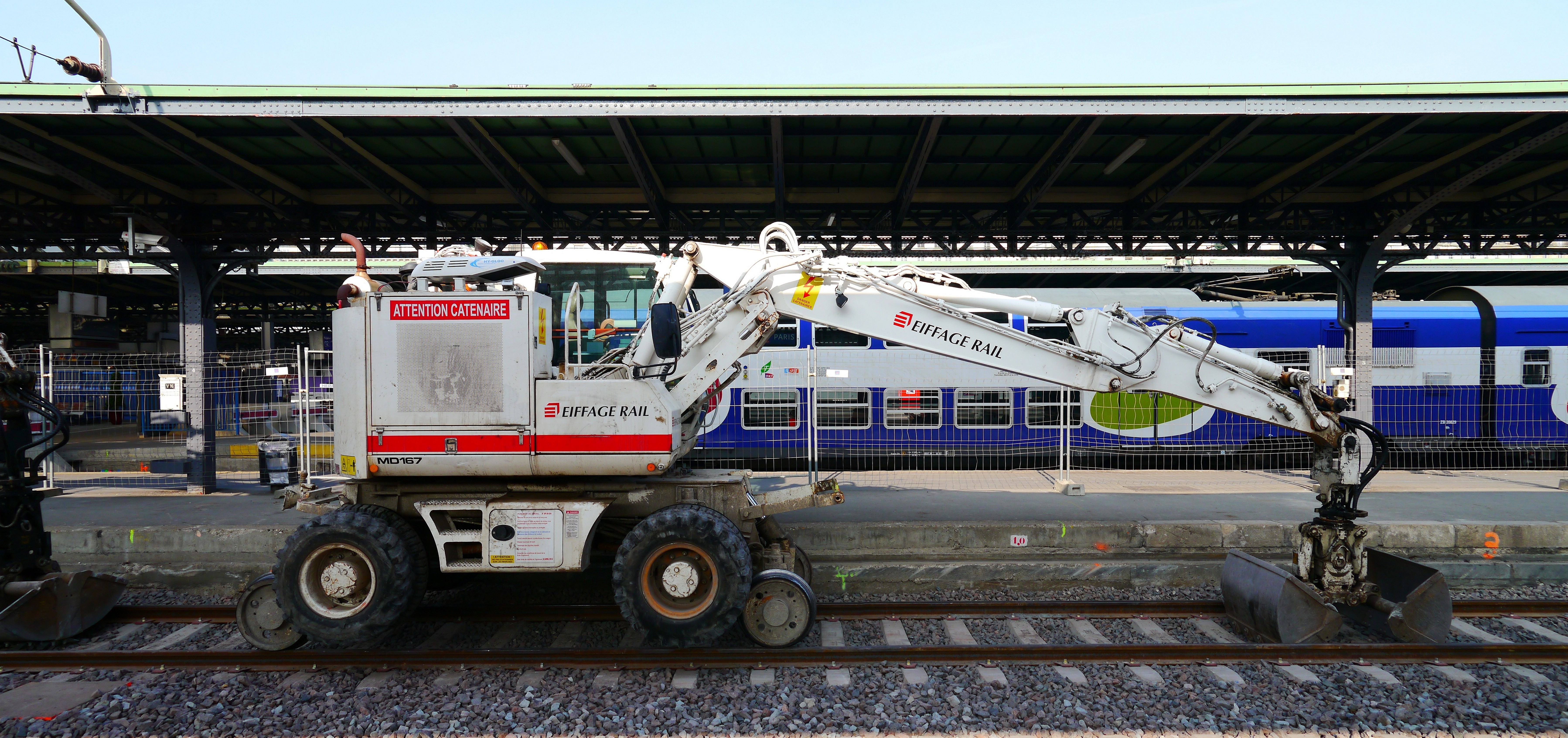 File Gare De L Est Paris Road Rail Excavator Jpg Wikimedia Commons