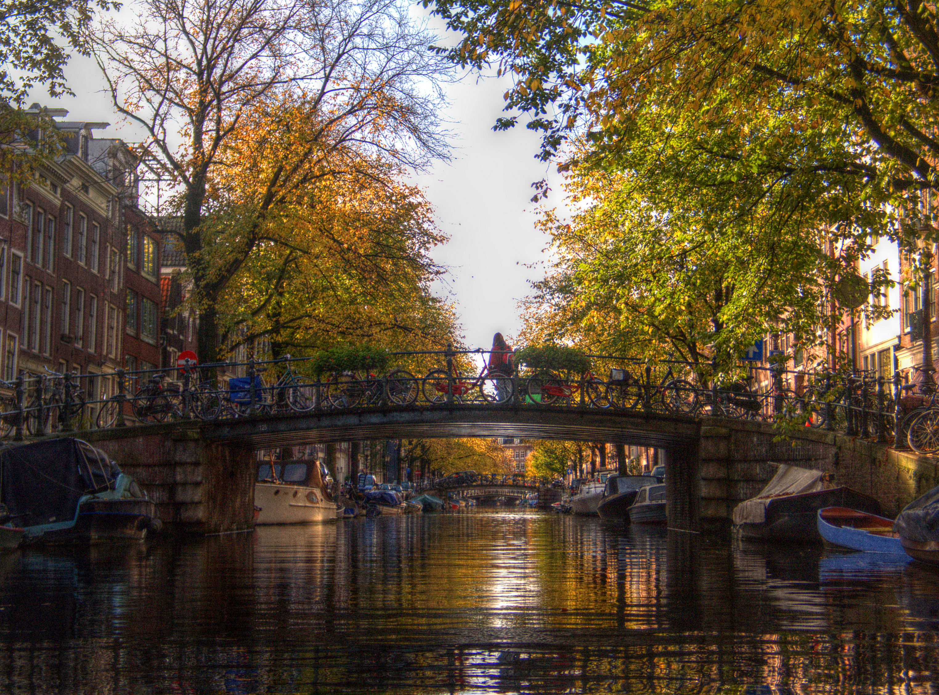 De Egelantiersgracht in Amsterdam is een gracht in de wijk de Jordaan in st...