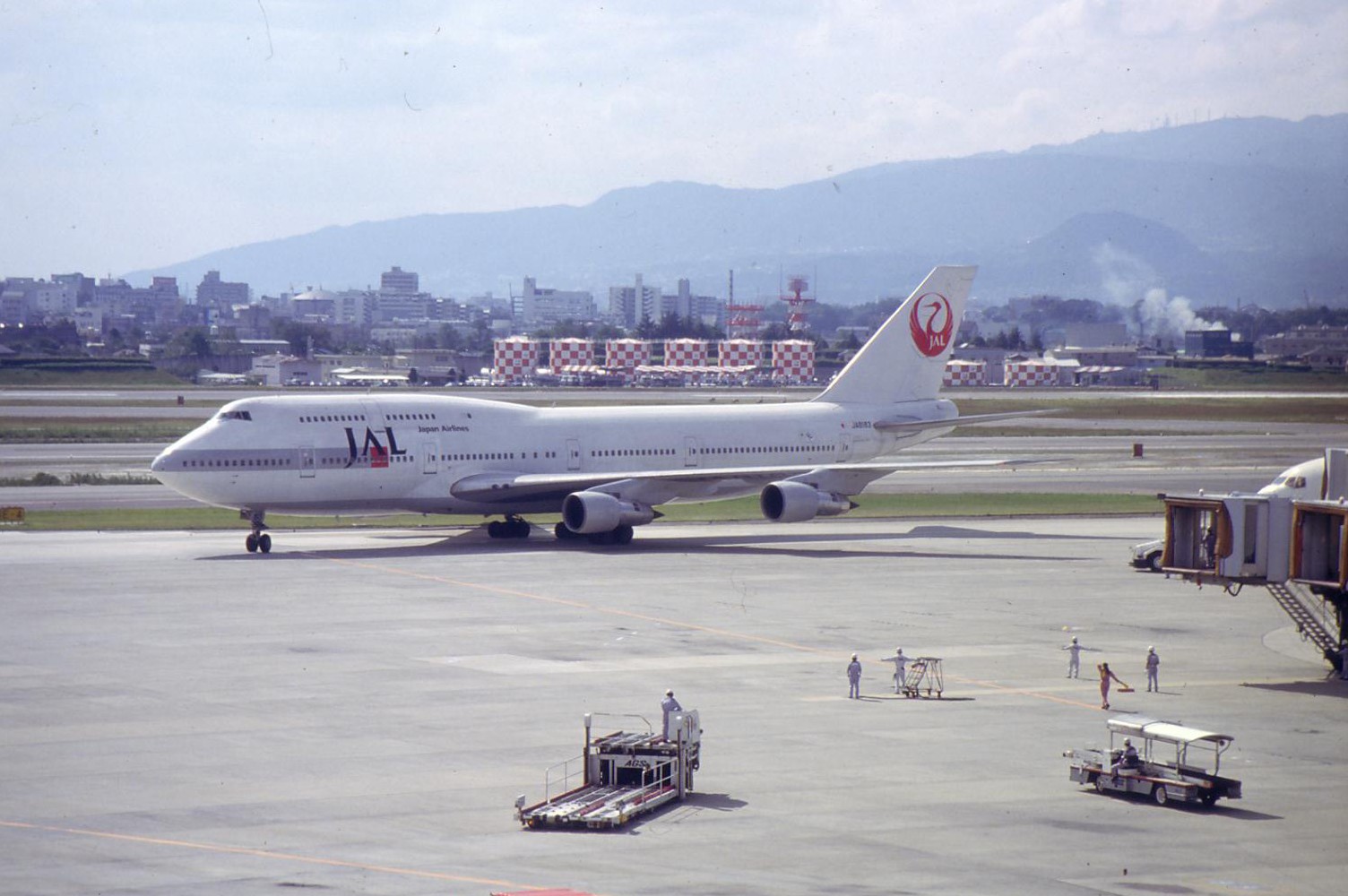 ファイル:JAL B747-346 (JA8183) @ OSA RJOO (122637956).jpg - Wikipedia