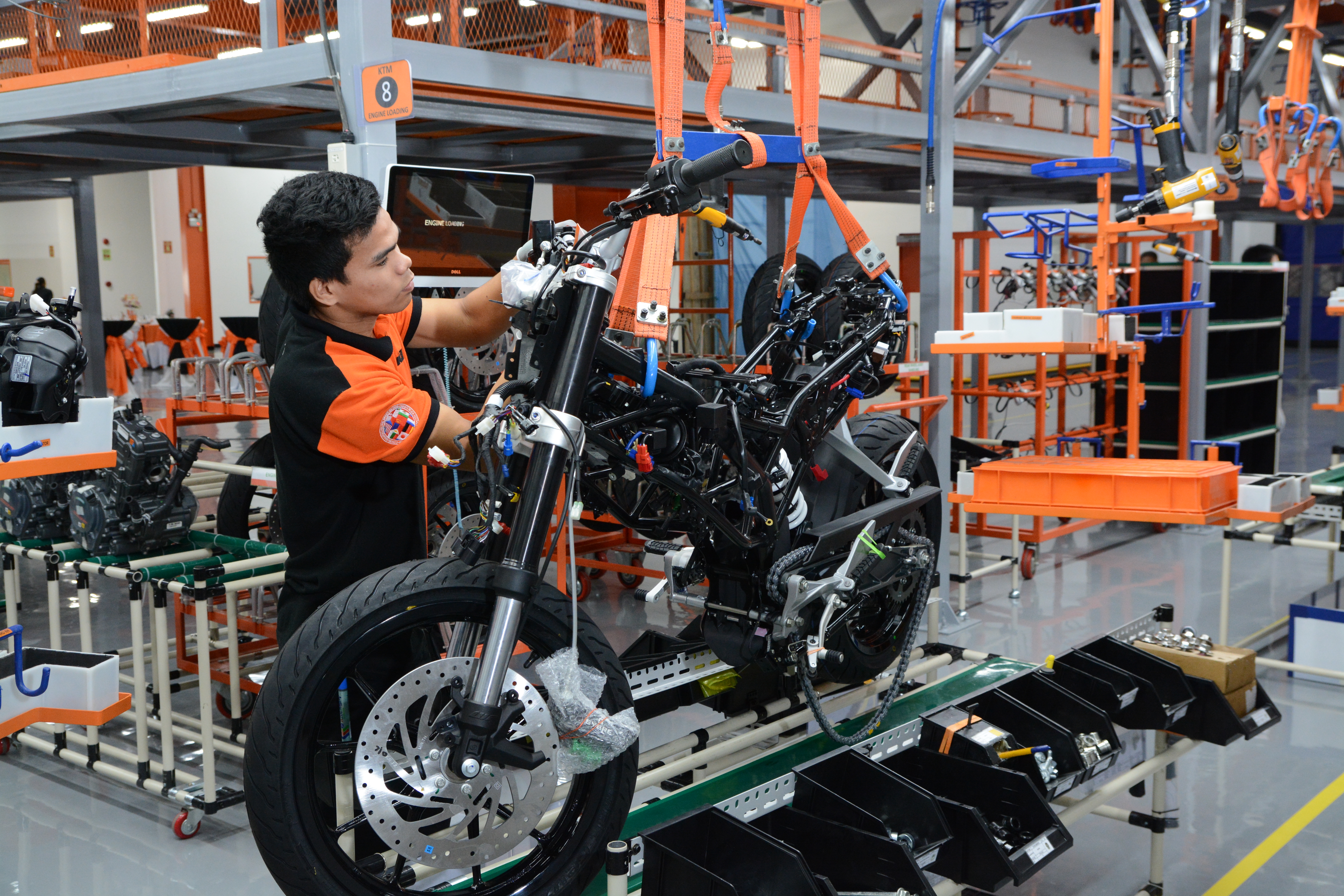 Завод KTM. Завод KTM В Австрии. Портрет на заводе KTM. Manufacture jpg.