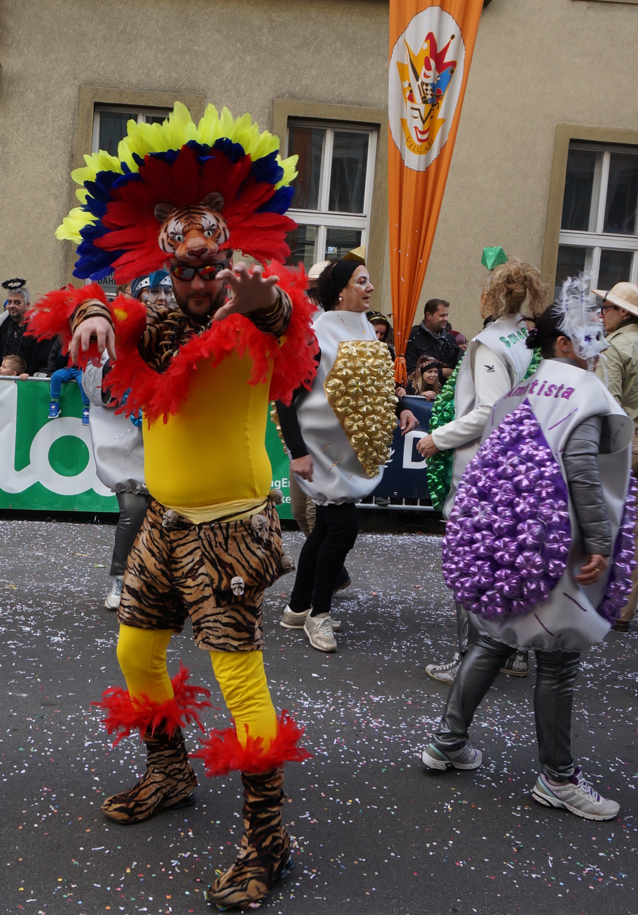 File:Kostüm Fasching in Villach Kärnten Österreich, EU.jpg - Wikimedia  Commons