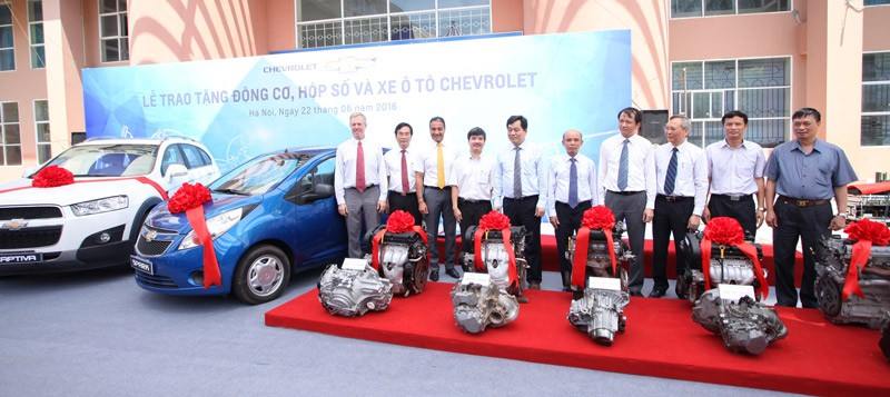 File:Lễ trao tặng động cơ và hộp số xe Chevrolet.jpg