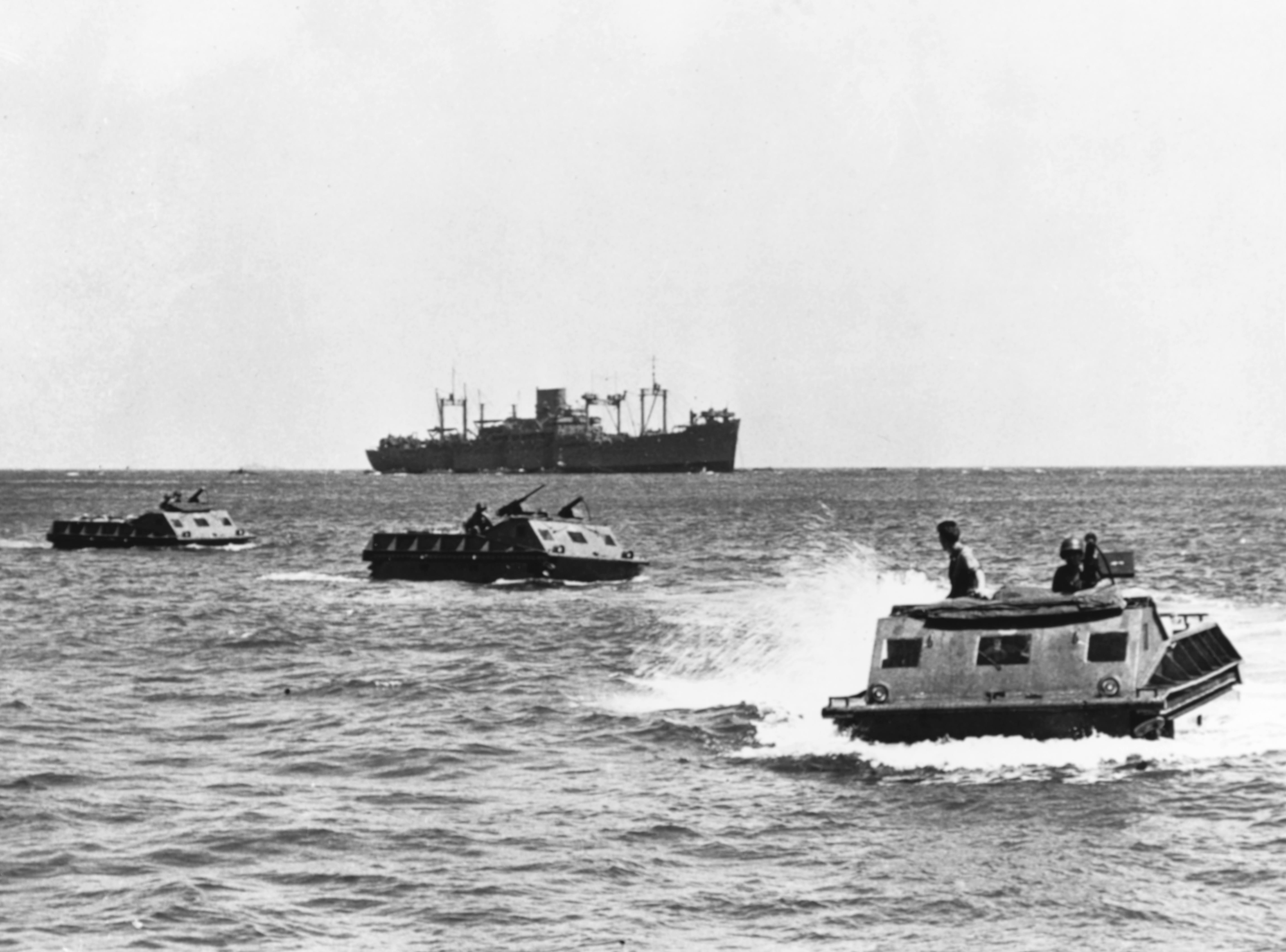 Amphibische Landungseinheiten auf dem Weg zum Strand von Guadalcanal Das Schiff im Hintergrund ist President Hayes