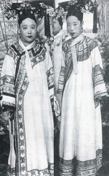 Consort Jin, on the left, older sister of Consort Zhen shown above, beside Empress Dowager Longyu on her right