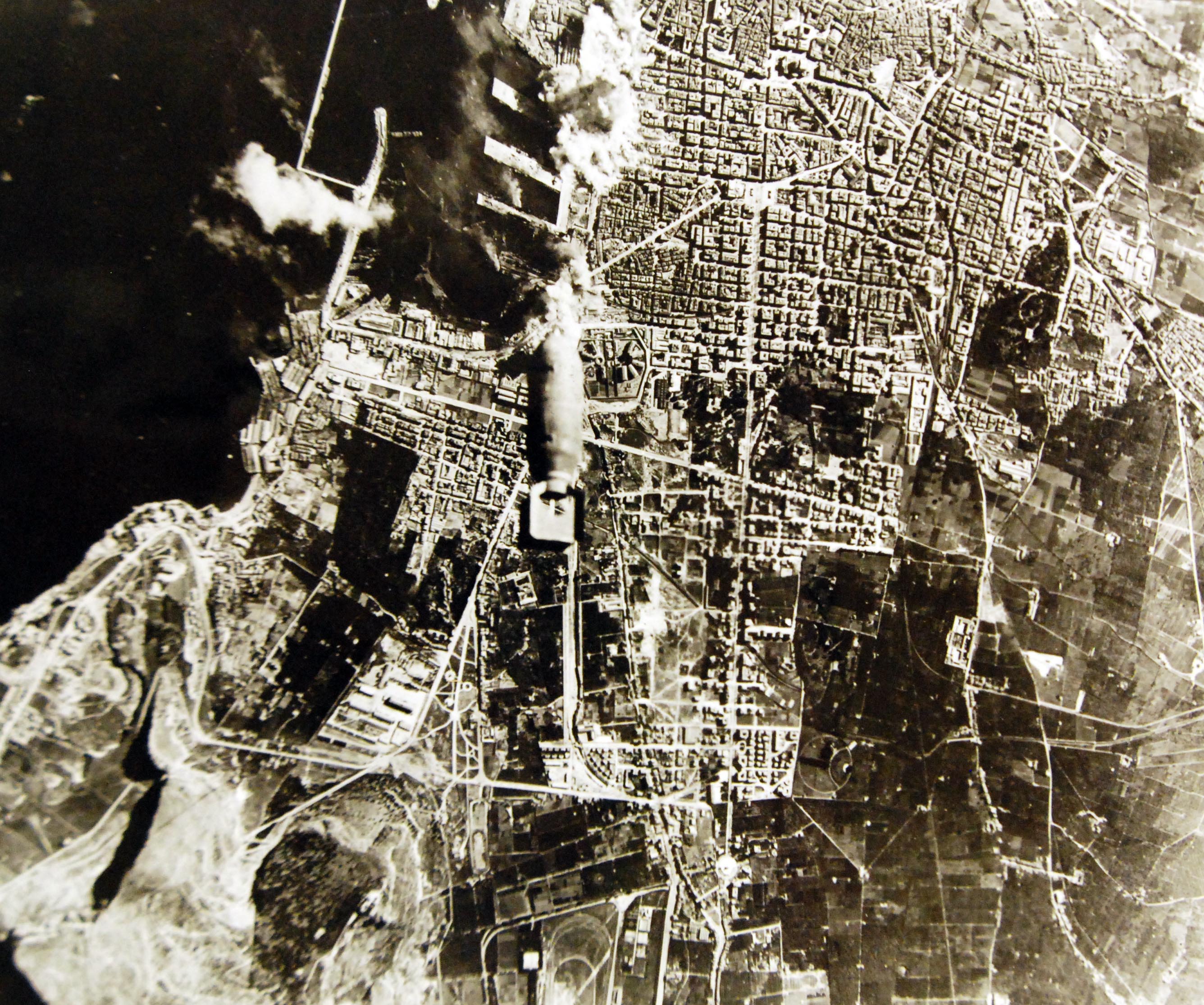 Le bombe cadono nella zona del porto- ripresa aerea da un bombardiere B-17 - Palermo, 1943
(National Museum of the U.S. Navy, Public domain, via Wikimedia Commons)