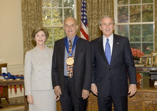 El presidente de [[Estados Unidos]] [[George W. Bush]] y [[Laura Bush]] posando con '''Louis Auchincloss''' tras la entrega de la [[National Medal of Arts]] 2005,  9 de noviembre de 2005, en el [[Despacho Oval]]