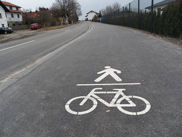 File:Markierung gemeinsamer Geh- und Radweg.jpeg