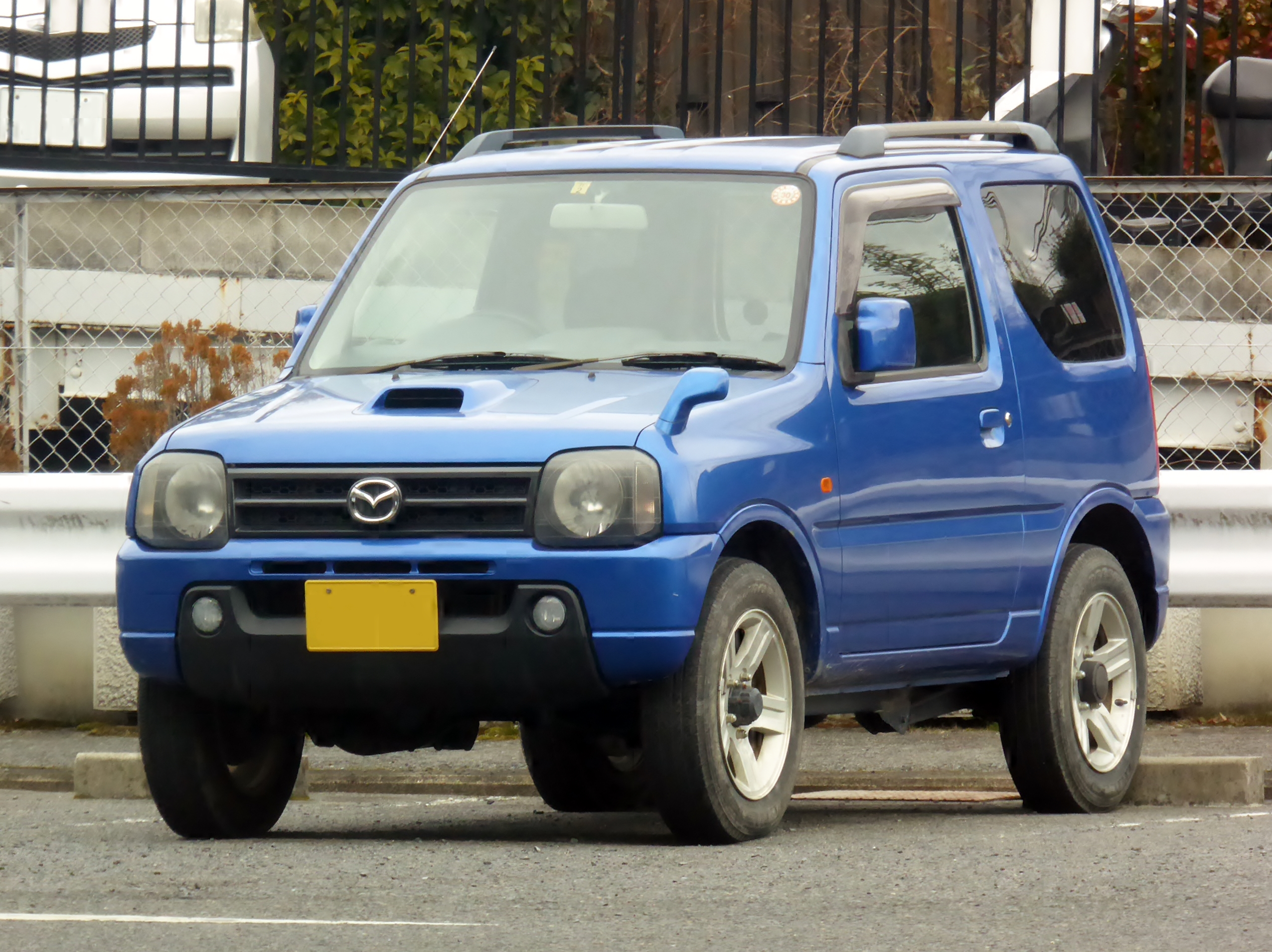 File:Mazda AZ-OFFROAD XC (TA-JM23W) front.jpg - Wikimedia Commons