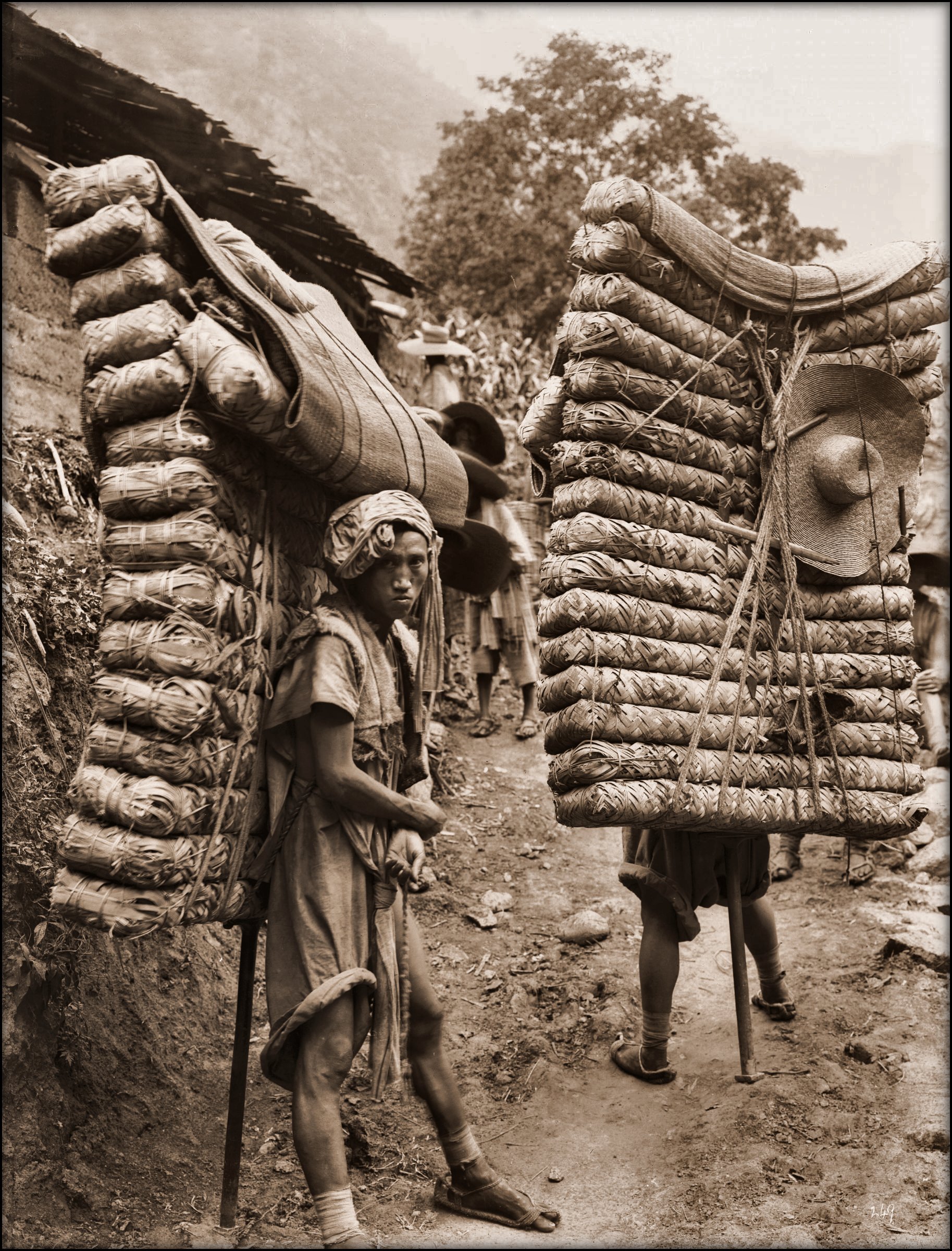 external image Men_Laden_With_Tea%2C_Sichuan_Sheng%2C_China_1908_Ernest_H._Wilson_RESTORED.jpg