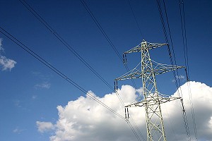 File:Overhead power line-electricity pylon - with polarization filter.JPG