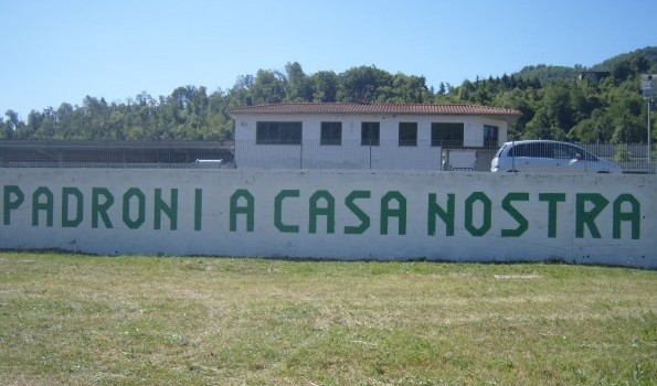 File:Padroni a casa nostra, scritta su muro prato della Lega Nord.jpg