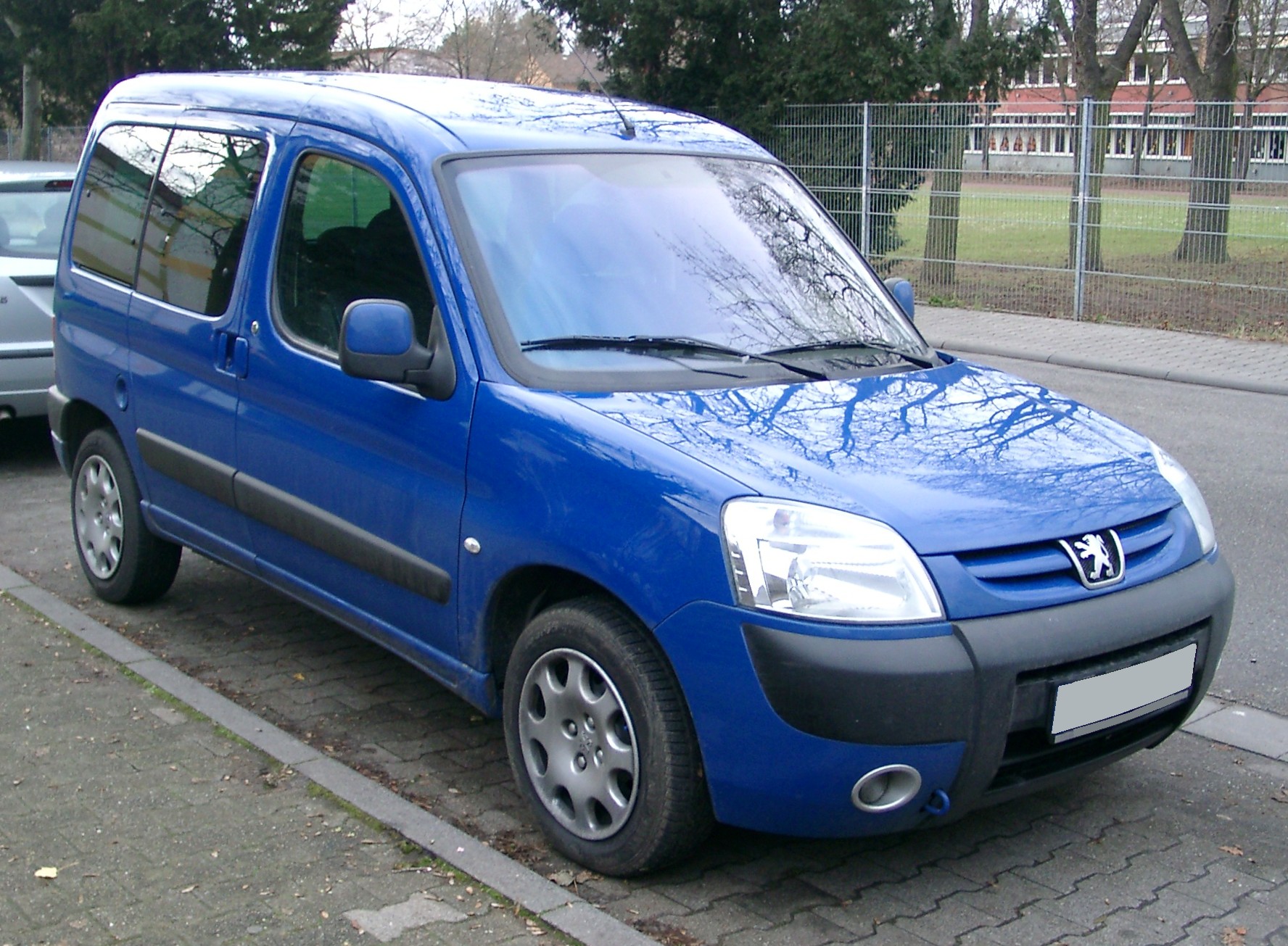 blue peugeot partner