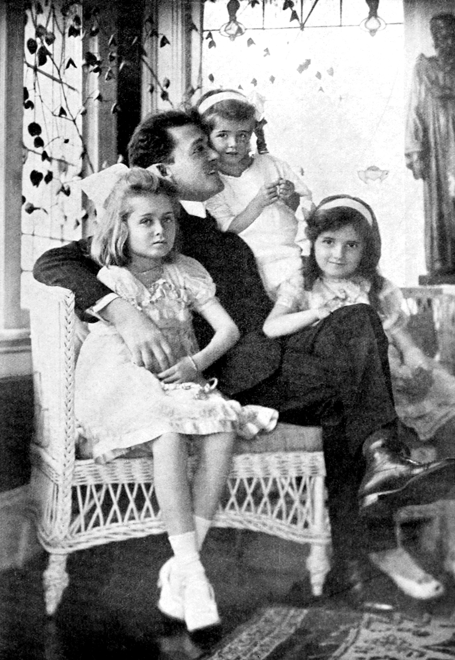 Richard Bennett con sus tres hijas (de izquierda a derecha), Constance, Joan y Barbara (1918)
