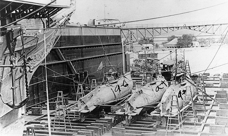 File:Submarines in Drydock Dewey, c. 1912.jpg