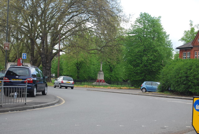 File:War Memorial, Mitcham (geograph 3607923).jpg