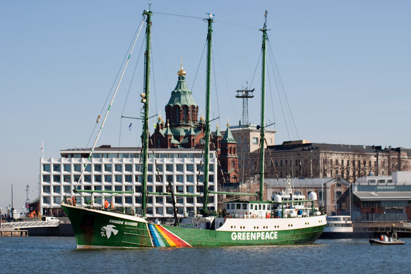 File:"Rainbow Warrior II" on arrival in Helsinki.jpg