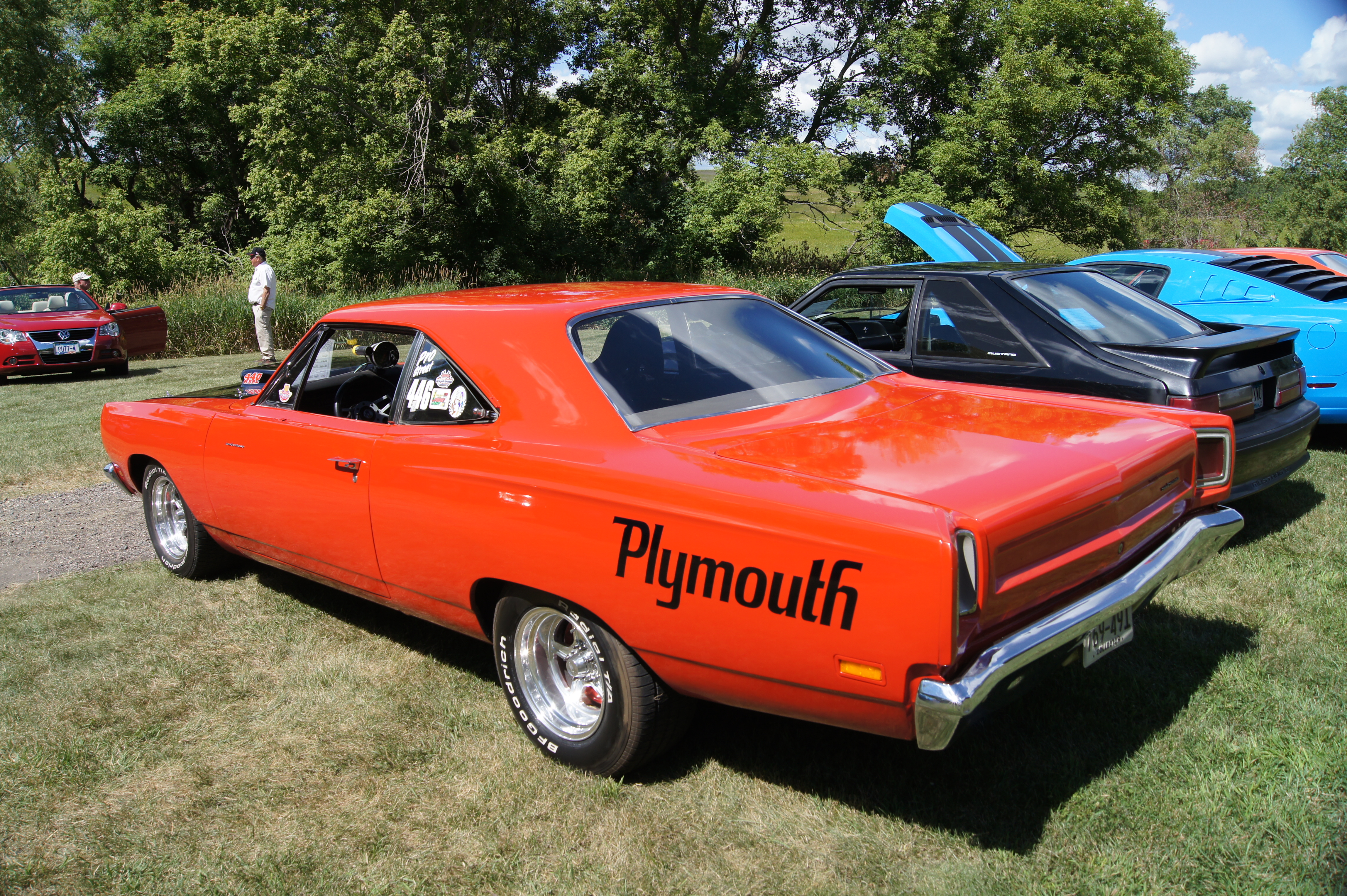 Roadrunner страна производитель. 69 Plymouth Roadrunner. Плимут 69 Plymouth. Шевроле Плимут 69 года. Plymouth Roadrunner 1965.