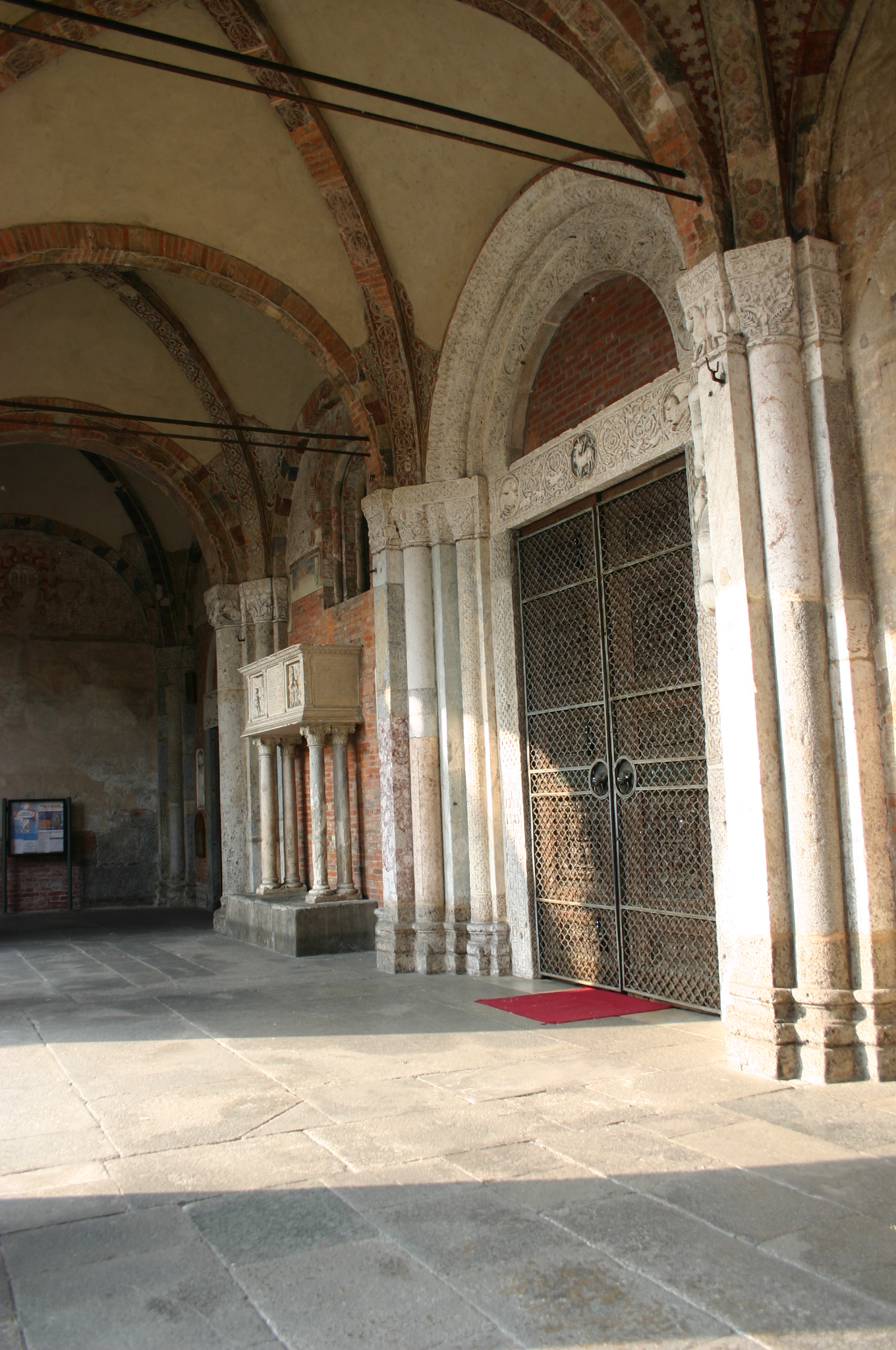 File:9605 - Milano - Sant'Ambrogio - Atrio - Portali ...