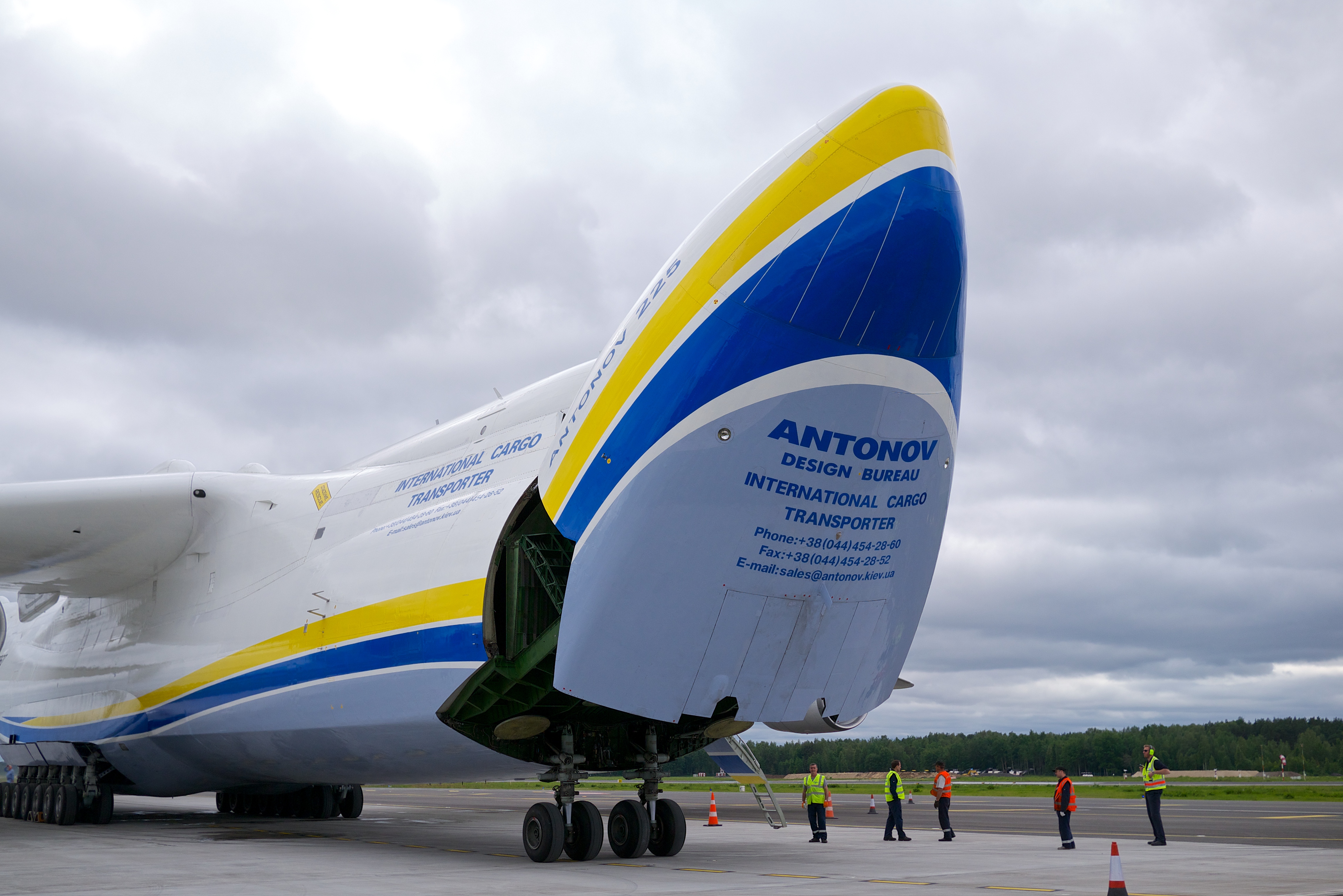 File:Antonov An-225 Mriya (14404434342).jpg - Wikimedia ...