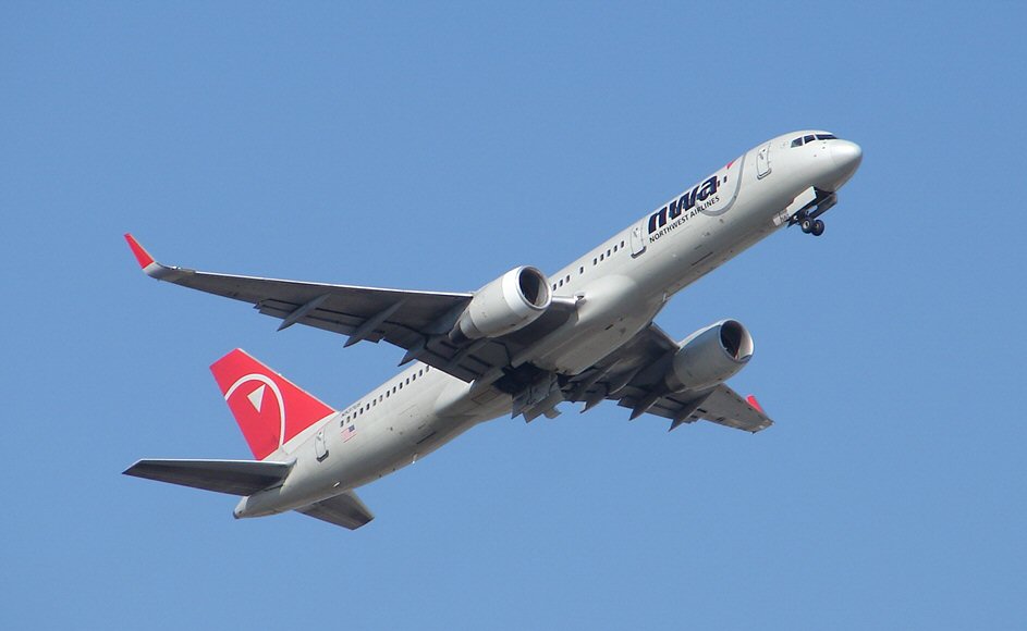 Boeing 757-200 (Northwest Airlines) (439110749).jpg