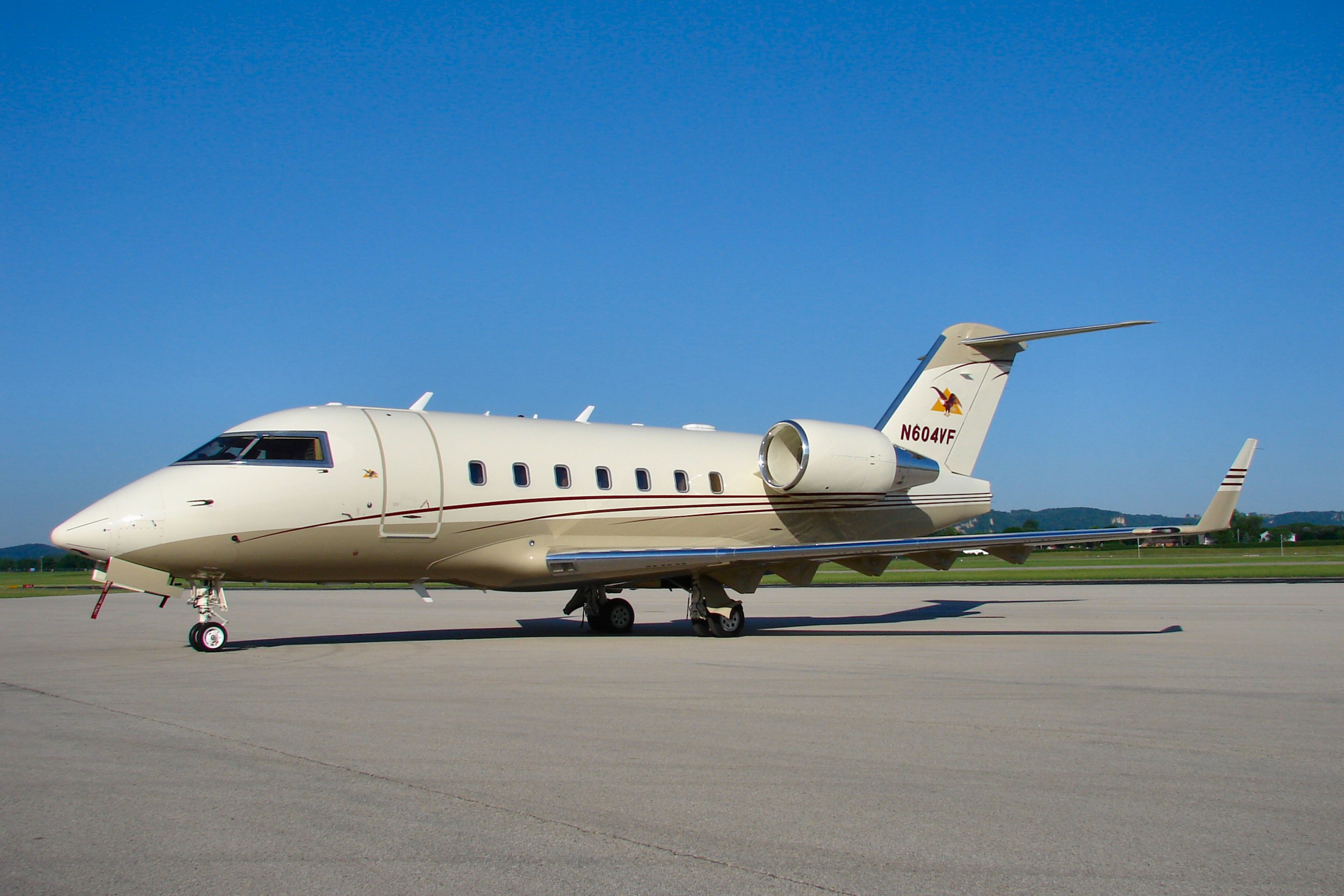 Bombardier Challenger 604 (278719217).jpg