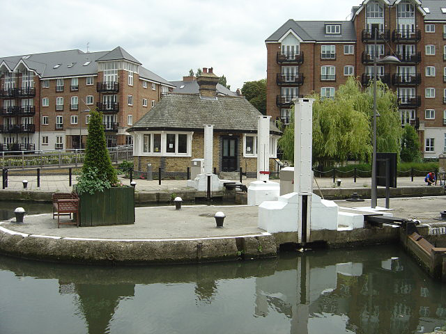 File:Brentford Gauging Locks - geograph.org.uk - 945681.jpg