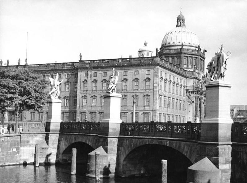 File:Bundesarchiv B 145 Bild-P014765, Berlin, Stadtschloss, Schlossbrücke.jpg