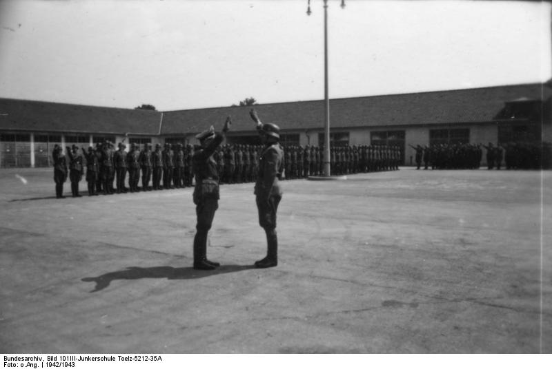 File:Bundesarchiv Bild 101III-Junkerschule Toelz-5212-35A, Junkerschule Bad Tölz, SS-Männer beim Appell.jpg