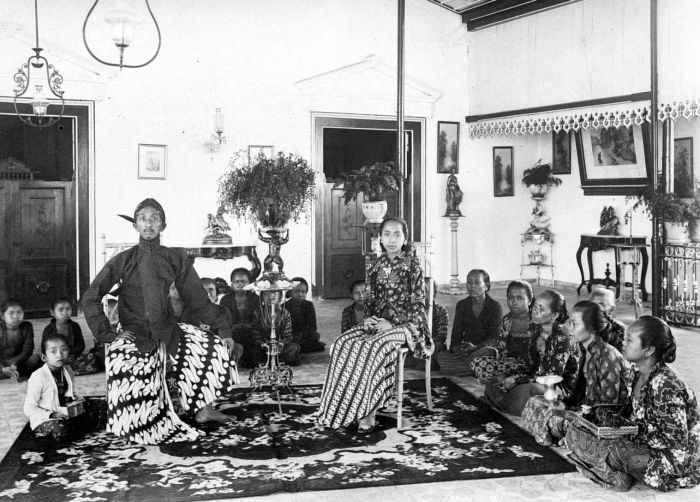 File:COLLECTIE TROPENMUSEUM Prins Poerbojo en echtgenote Yogyakarta TMnr 10001311.jpg