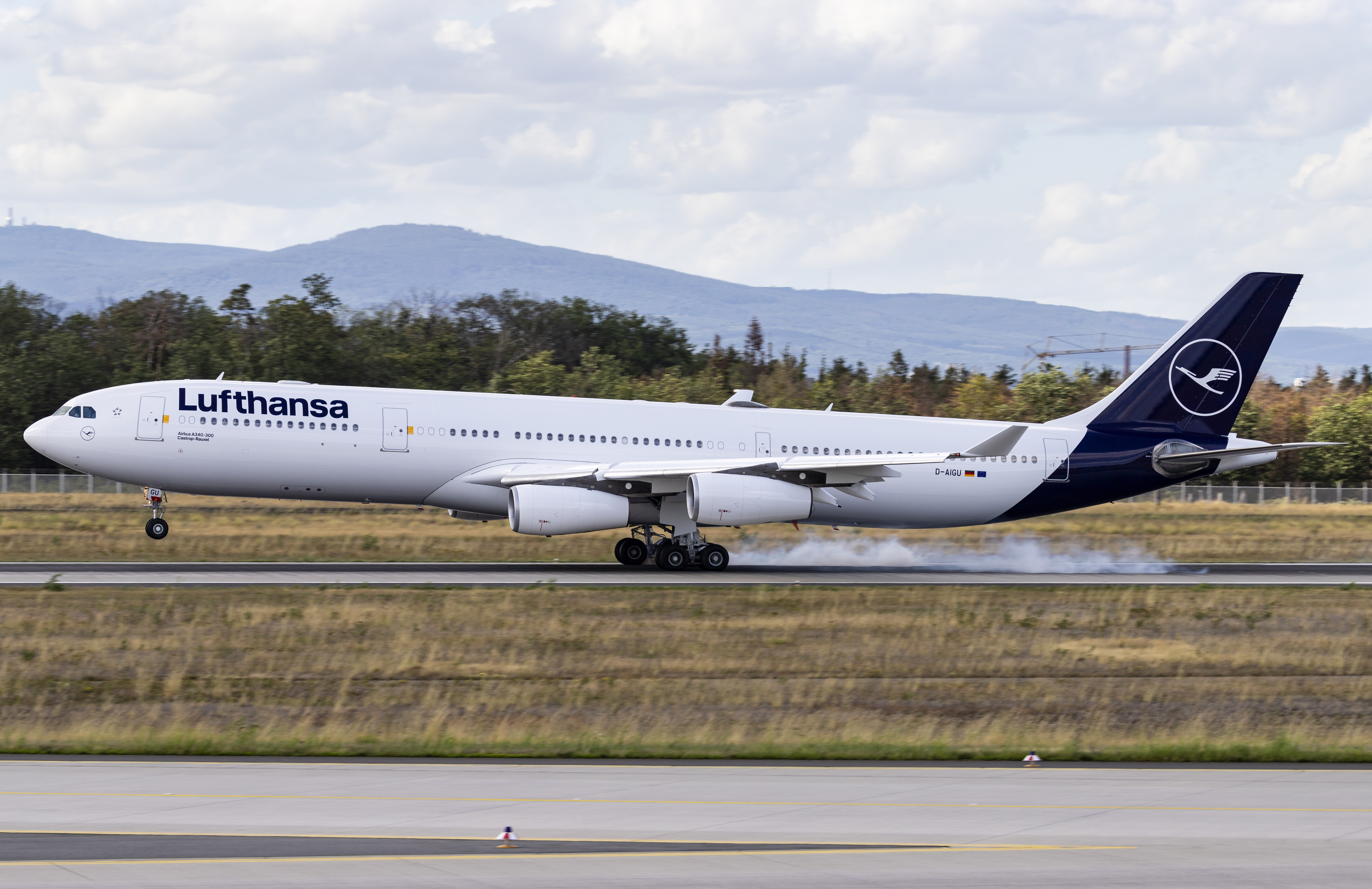 File:D-AIGU Airbus A340-300 Lufthansa FRA 2019-08-10 (19a).JPG - Wikimedia  Commons