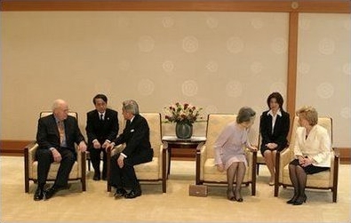Twee tolken bij gesprekken tussen Dick Cheney en keizer Akihito en hun echtgenotes