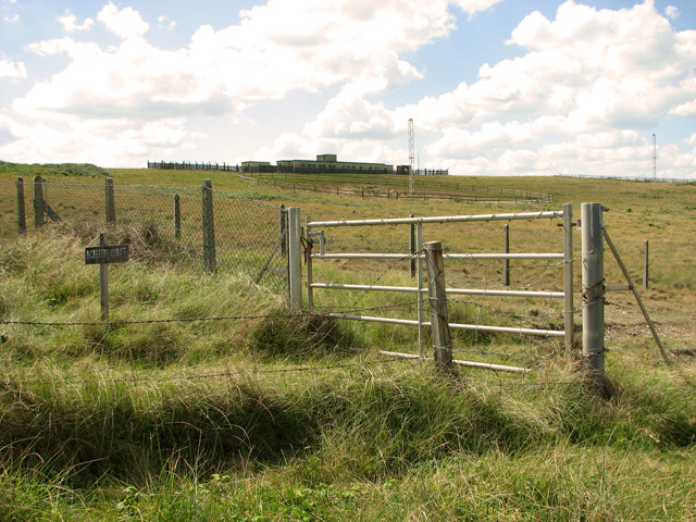 File:Ex-military buildings at Muckleburgh airfield - geograph.org.uk - 2403356.jpg