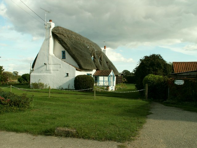 File:Farmhouse at Row Heath Farm - geograph.org.uk - 253650.jpg