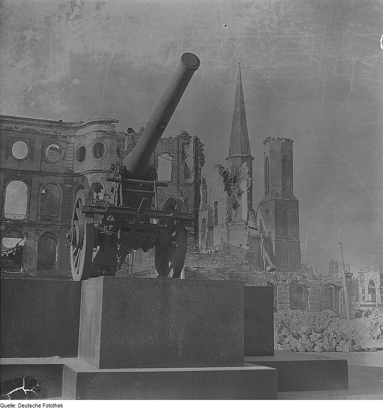 Sockel des entfernten Wettinobelisken mit Geschütz unbekannter Herkunft. Im Hintergrund Ruine der Sophienkirche. nach dem 17. September 1945