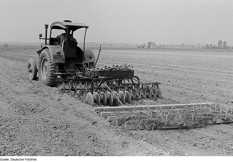 File:Fotothek df roe-neg 0006278 038 Bauer mit Traktor beim Pflügen eines Felds.jpg